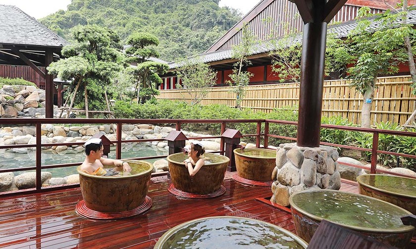 Du khách trải nghiệm tắm khoáng nóng tại Yoko Onsen Quang Hanh (Quảng Ninh).