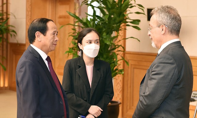 Phó Thủ tướng Lê Văn Thành trao đổi với ông Roberto Cesari. (Ảnh VGP)