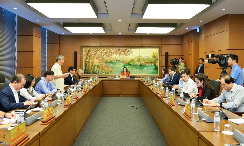 Đoàn đại biểu Quốc hội TP Hà Nội thảo luận tại tổ về dự án Luật Bảo vệ quyền lợi người tiêu dùng (sửa đổi).