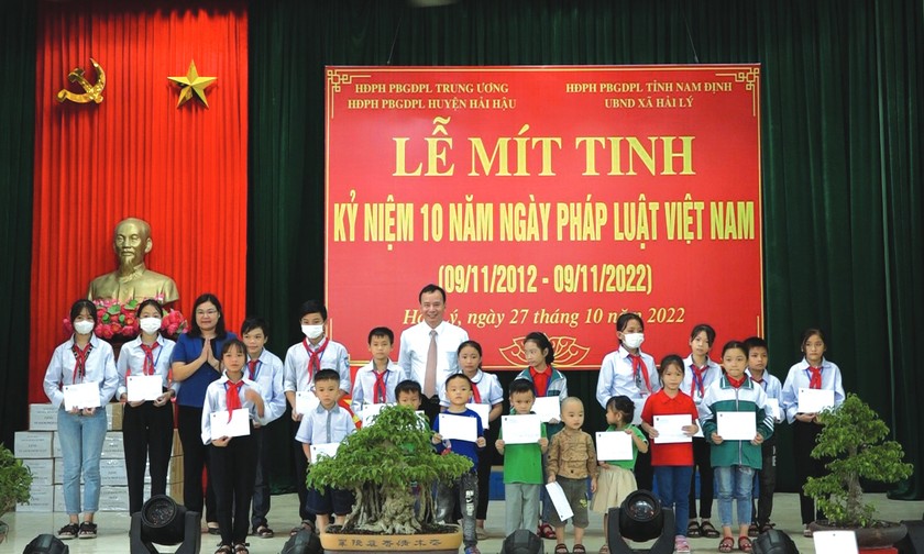 Phó Trưởng ban Dân vận Trung ương Nguyễn Lam cùng Phó Chủ tịch UBND tỉnh Nam Định Hà Lan Anh trao quà cho các học sinh nghèo vượt khó.