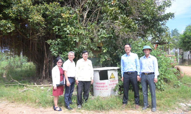 Đoàn công tác tỉnh Đồng Nai kiểm tra các bể chứa bao gói thuốc bảo vệ thực vật sau khi sử dụng trên địa bàn huyện Định Quán.