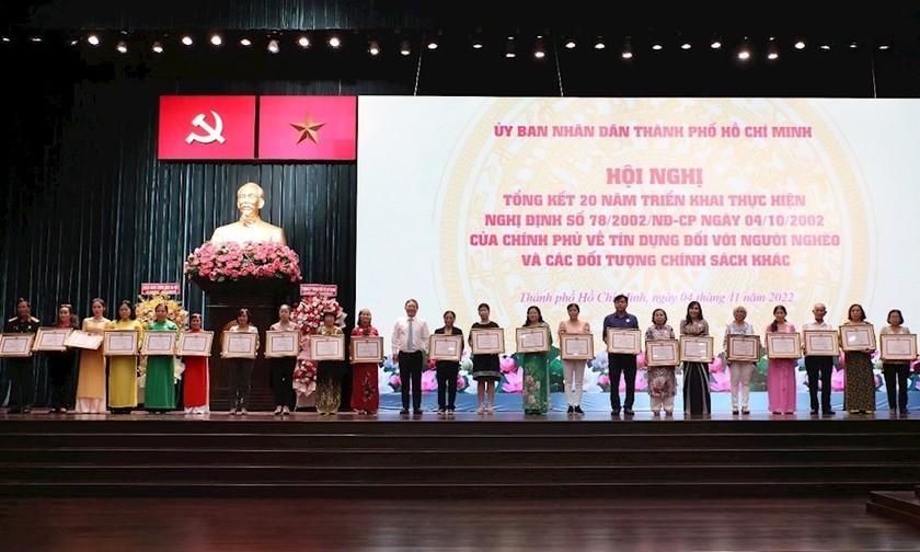 Các cá nhân, tập thể vinh dự được UBND TP Hồ Chí Minh khen thưởng vì triển khai hiệu quả các chương trình tín dụng chính sách.