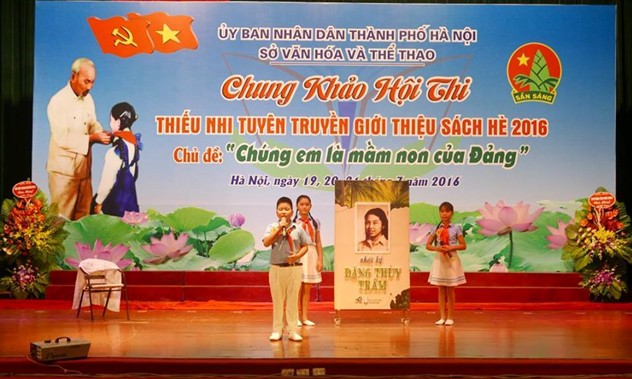 Một tiết mục Thi tuyên truyền giới thiệu sách của thiếu nhi Thủ đô Hà Nội năm 2016.