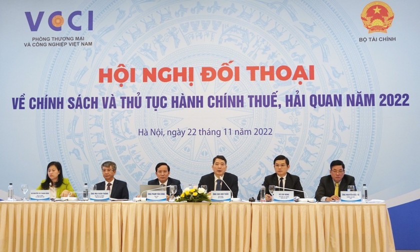 Lãnh đạo Bộ Tài chính, Tổng cục Thuế, Tổng cục Hải quan, Vụ Chính sách thuế (Bộ Tài chính) tại Hội nghị đối thoại.