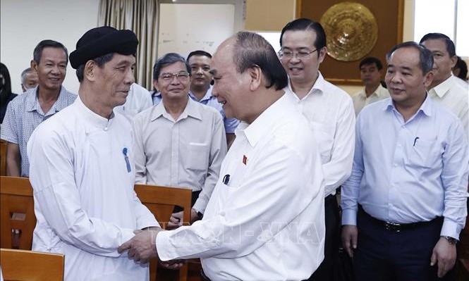 Chủ tịch nước Nguyễn Xuân Phúc với các cử tri quận 10. (Ảnh: Thống Nhất/TTXVN)