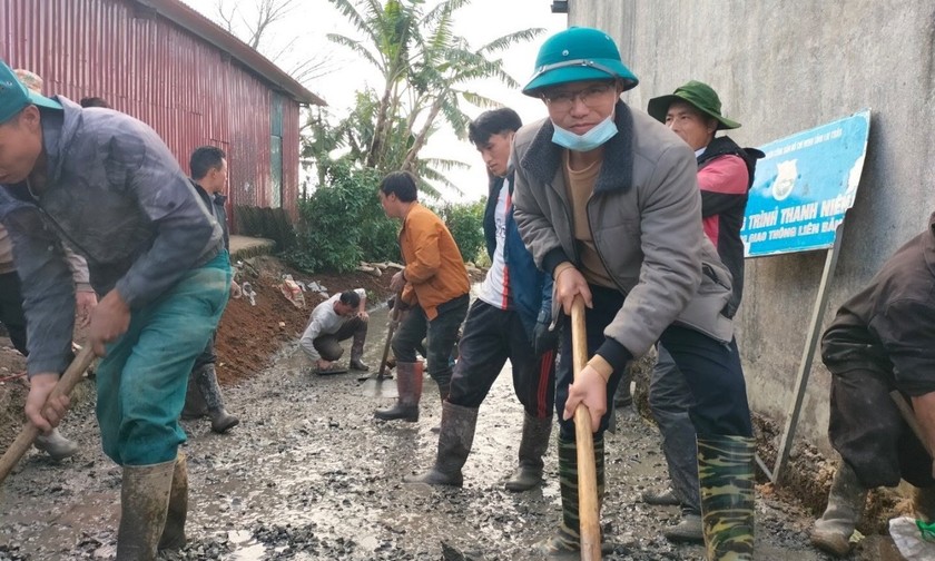Bí thư Đảng ủy xã Sin Suối Hồ Nguyễn Mạnh Hùng tham gia làm đường cùng người dân.