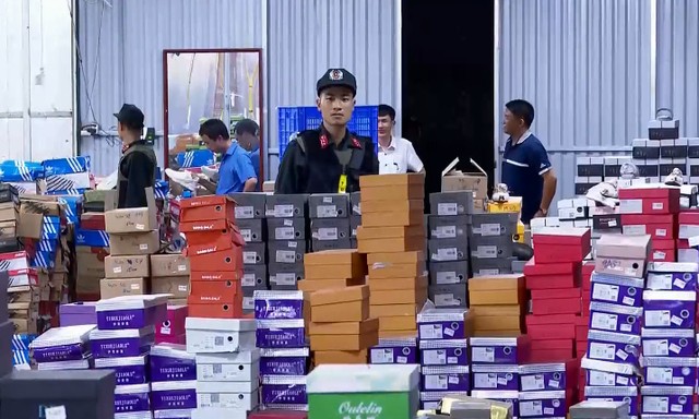 Lực lượng Quản lý thị trường phối hợp với cảnh sát kiểm tra kho hàng 10.000m2 tập kết tại Lào Cai chuyên tổ chức livestream bán hàng trên các mạng xã hội.