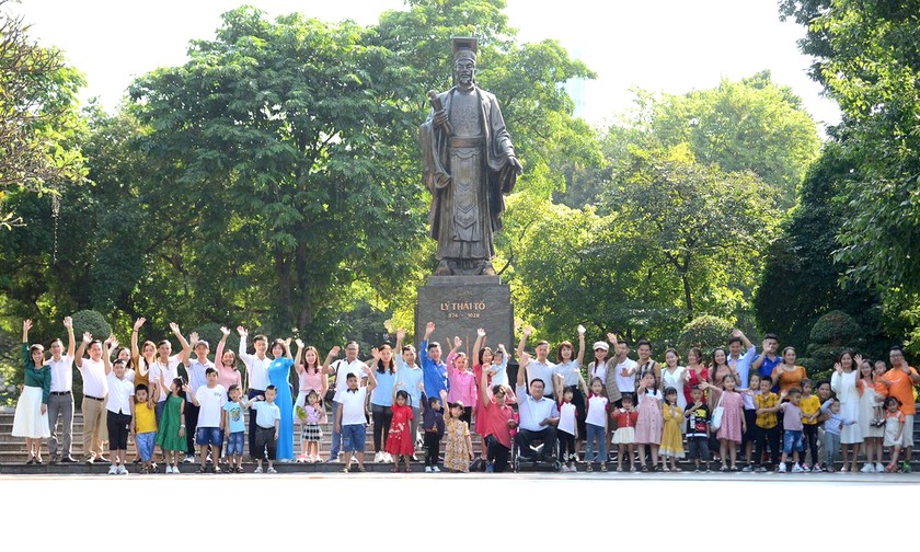 Các gia đình trẻ tiêu biểu năm 2022 tham quan Hà Nội.