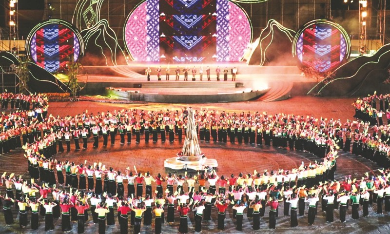 Vòng xòe với 2022 người tham gia trong chương trình “Xòe Thái - Tinh hoa miền di sản” Yên Bái.
