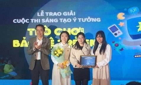 Cục trưởng Cục Trẻ em Đặng Hoa Nam trao giải Nhất cho tập thể GTEAM với bài thi “Thủ lĩnh tương lai”.
