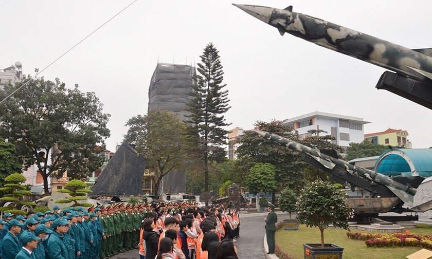 Quân và dân thăm Bảo tàng Chiến thắng B52, nơi lưu giữ chiến thắng oanh liệt 50 năm trước - Chiến thắng “Hà Nội - Điện Biên Phủ trên không”.