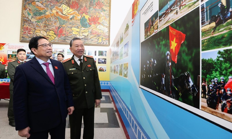 Thủ tướng Phạm Minh Chính và Đại tướng Tô Lâm, Bộ trưởng Bộ Công an xem trưng bày ảnh về các hoạt động của lực lượng công an. (Ảnh: VGP/Nhật Bắc)
