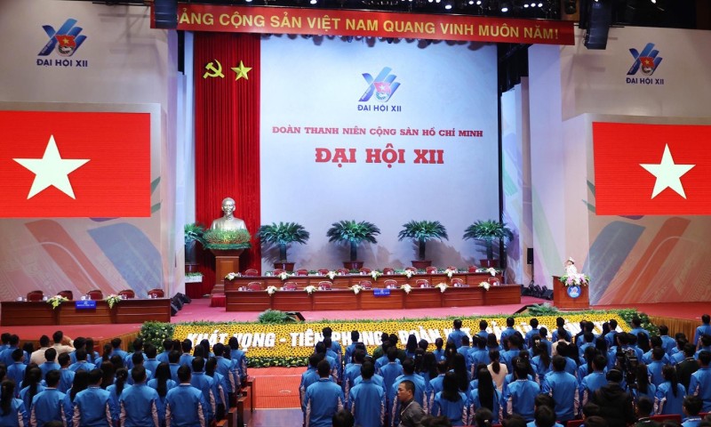 Các đại biểu thực hiện nghi thức chào cờ tại phiên khai mạc Đại hội đại biểu toàn quốc Đoàn TNCS Hồ Chí Minh lần thứ XII.