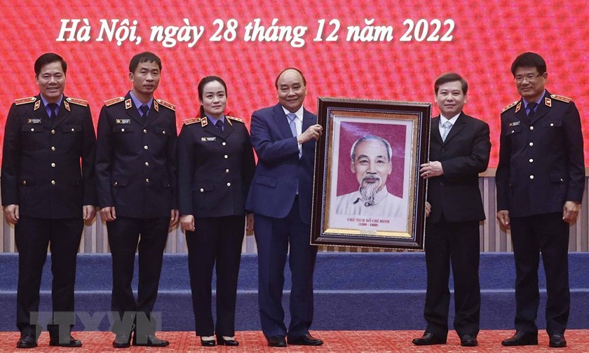 Chủ tịch nước Nguyễn Xuân Phúc trao bức chân dung Chủ tịch Hồ Chí Minh tặng ngành Kiểm sát nhân dân. (Ảnh: Thống Nhất/TTXVN)