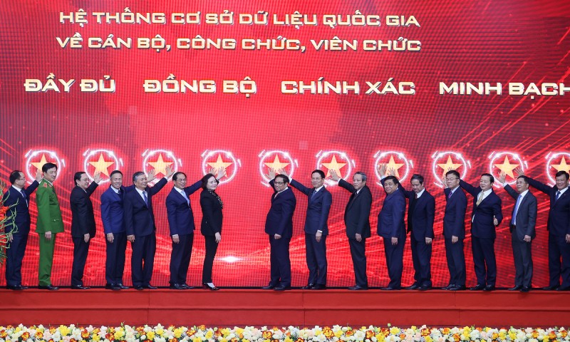 Thủ tướng Phạm Minh Chính cùng các đại biểu thực hiện nghi thức khai trương Cơ sở dữ liệu quốc gia về cán bộ, công chức, viên chức trong cơ quan Nhà nước.