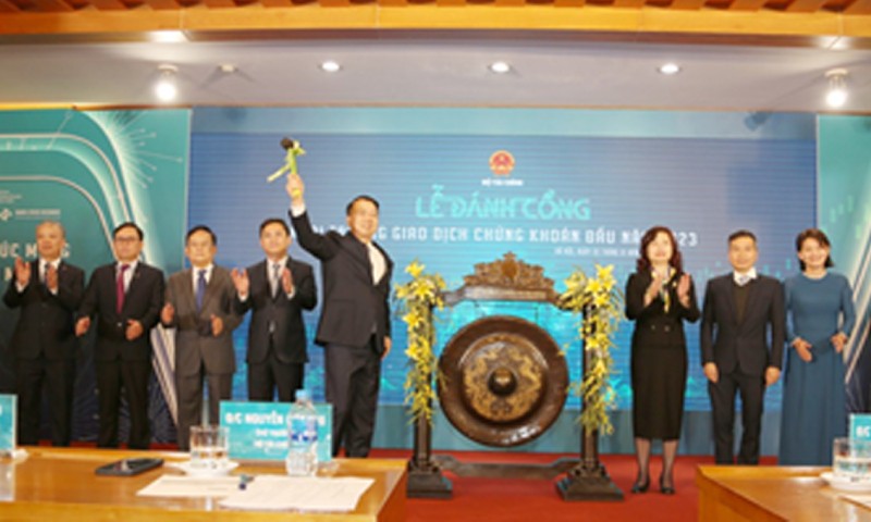 Thứ trưởng Bộ Tài chính Nguyễn Đức Chi đánh cồng khai trương phiên GDCK đầu năm 2023.