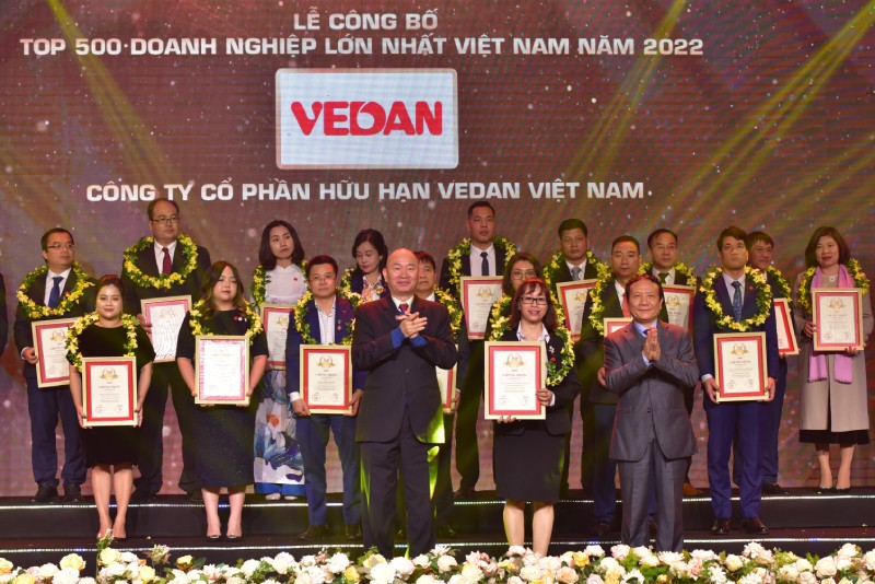 Bà Hà Thị Hòa Bình (Phó Giám đốc) - Đại diện Công ty Vedan Việt Nam nhận chứng nhận từ ban tổ chức.