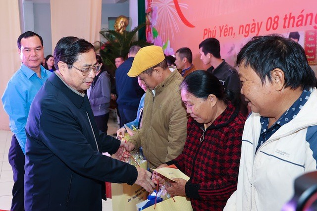 Thủ tướng Phạm Minh Chính tặng quà Tết cho công nhân, người lao động.