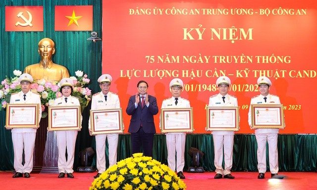 Thủ tướng Phạm Minh Chính trao Huân chương Bảo vệ Tổ quốc cho các cá nhân có thành tích xuất sắc trong phong trào bảo vệ Tổ quốc. (Ảnh: VGP/Nhật Bắc)