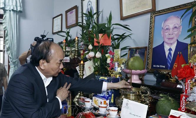Chủ tịch nước Nguyễn Xuân Phúc dâng hương tưởng nhớ Chủ tịch Hội đồng Nhà nước Võ Chí Công. (Ảnh: Thống Nhất/TTXVN)