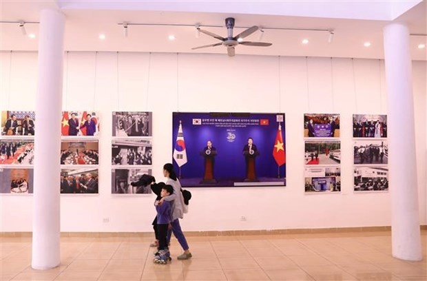 Triển lãm ảnh “30 năm hợp tác Việt Nam-Hàn Quốc” ngày 17/12/2022. (Ảnh: Hoàng Hiếu/TTXVN)