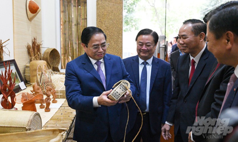 Thủ tướng tìm hiểu các sản phẩm nông nghiệp được trưng bày tại Hội nghị.