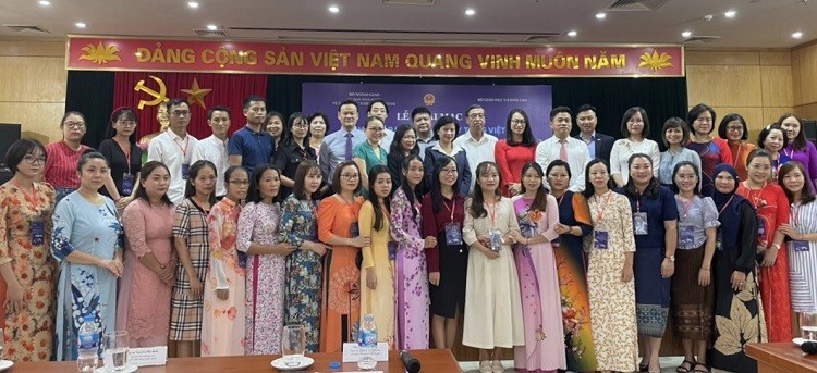 Ban tổ chức và các học viên khóa tập huấn giảng dạy tiếng Việt cho giáo viên người Việt Nam ở nước ngoài năm 2022.