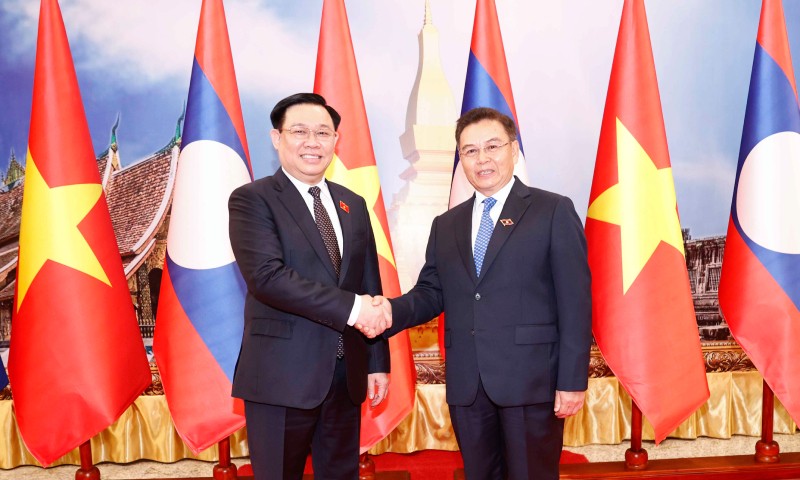 Chủ tịch Quốc hội Vương Đình Huệ và Chủ tịch Quốc hội Cộng hòa Dân chủ nhân dân Lào Saysomphone Phomvihane.