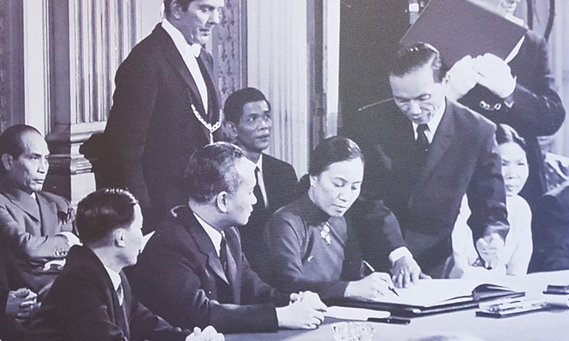 Bà Nguyễn Thị Bình, Bộ trưởng Ngoại giao Chính phủ Cách mạng Lâm thời Cộng hòa miền Nam Việt Nam, ký Hiệp định chấm dứt chiến tranh, lập lại hòa bình ở Việt Nam, Paris ngày 27/1/1973.