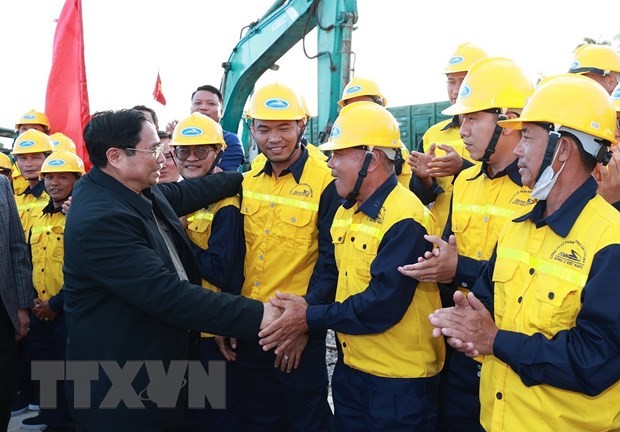 Thủ tướng Phạm Minh Chính với cán bộ, kỹ sư, công nhân viên tham gia dự án. (Ảnh: Dương Giang/TTXVN)