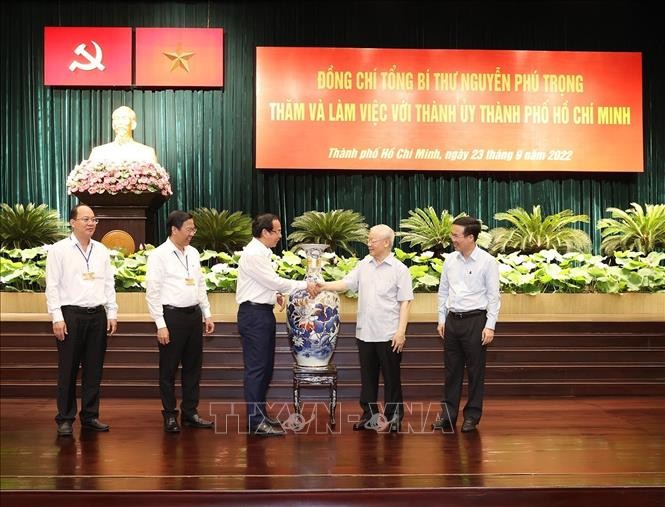 Tổng Bí thư Nguyễn Phú Trọng tặng Đảng bộ, chính quyền, quân và dân TP HCM bình gốm Bát Tràng. (Ảnh: TTXVN)