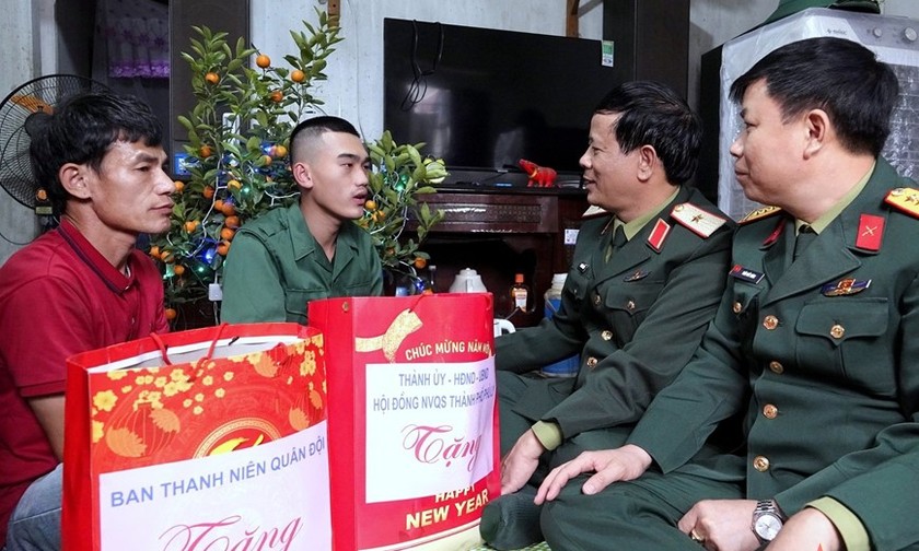 Thiếu tướng Nguyễn Huy Hoàng, Phó Chủ nhiệm chính trị Quân khu 3 thăm hỏi, động viên, tặng quà thanh niên TP Phủ Lý nhập ngũ.