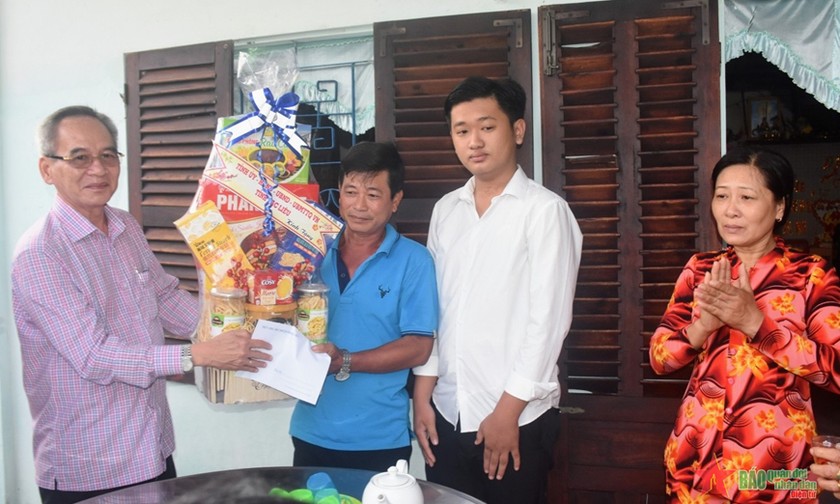 Bí thư Tỉnh ủy Bạc Liêu Lữ Văn Hùng tặng quà, động viên thanh niên tại huyện Đông Hải lên đường nhập ngũ. Ảnh QĐND