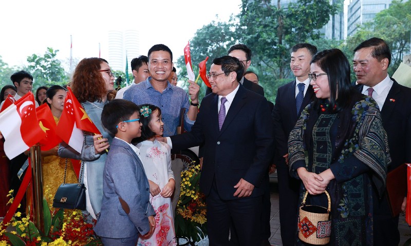 Thủ tướng và Phu nhân trò chuyện cùng đại diện cộng đồng người Việt Nam tại Singapore. (Ảnh VGP)