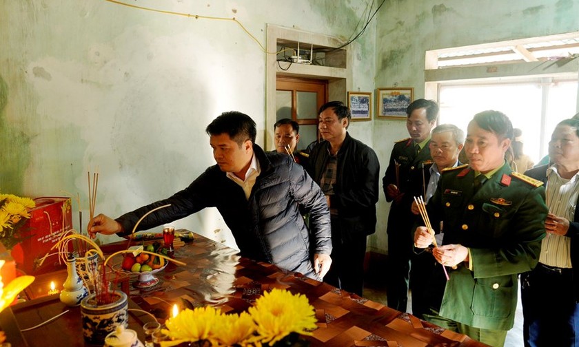 Đoàn công tác của Hà Tĩnh đến gia đình thân nhân liệt sĩ Cao Văn Tuất ở xã Kỳ Xuân để xác minh.