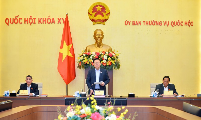 Chủ tịch Quốc hội Vương Đình Huệ điều hành thảo luận.
