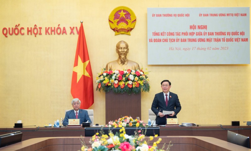 Chủ tịch Quốc hội Vương Đình Huệ và Bí thư Trung ương Đảng, Chủ tịch Ủy ban Trung ương MTTQ Việt Nam Đỗ Văn Chiến chủ trì Hội nghị.