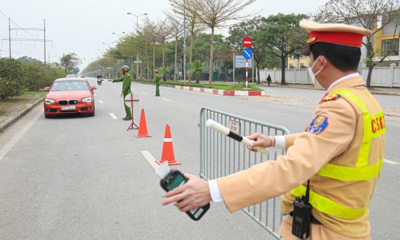 Năm 2023, lực lượng CSGT tăng cường kiểm tra nồng độ cồn với người điều khiển phương tiện tham gia giao thông. 
