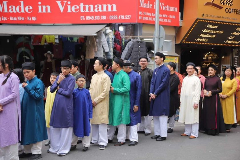 Áo dài ngũ thân do các thành viên CLB Đình Làng Việt dạo bước trên phố cổ.