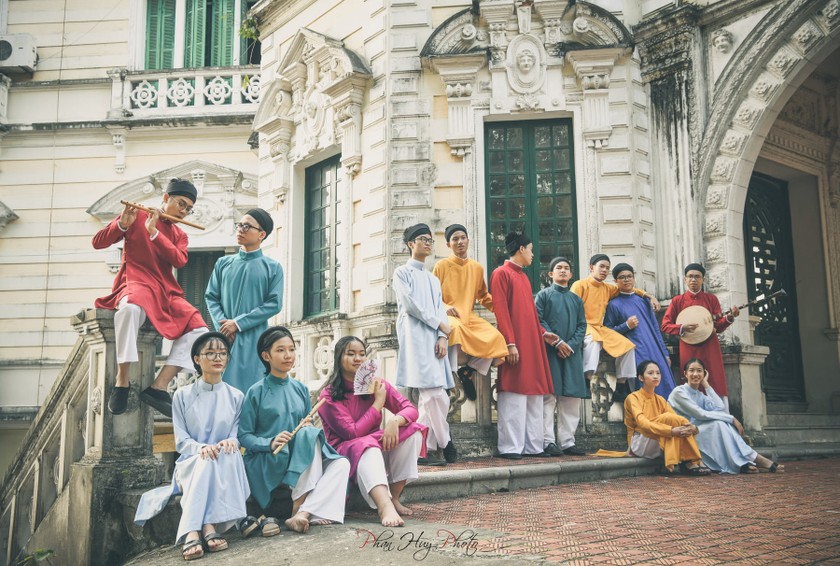 Giới trẻ hiện nay tự hào và yêu mến lựa chọn các bộ trang phục truyền thống. (Ảnh minh họa – nguồn: Phan Huy Photo)