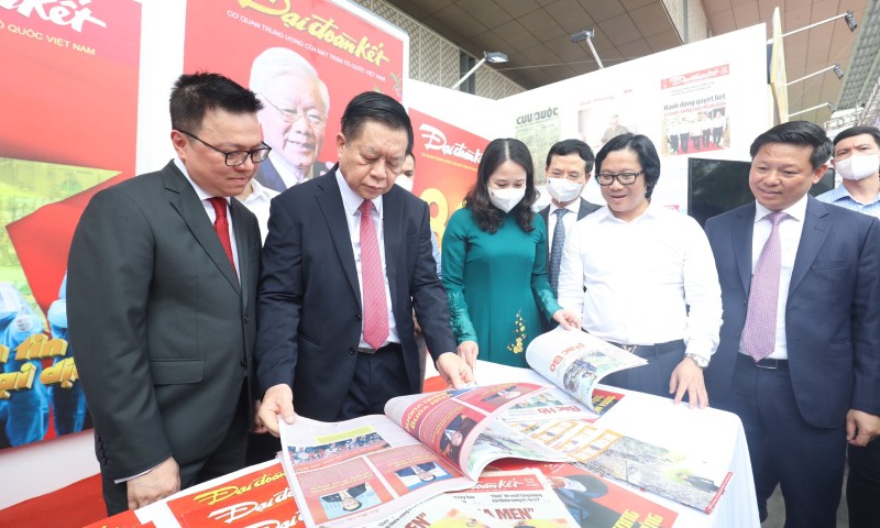 Ông Nguyễn Trọng Nghĩa, Bí thư Trung ương Đảng, Trưởng Ban Tuyên giáo Trung ương thăm gian trưng bày tại Hội báo toàn quốc 2022. 
