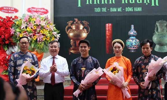 Giám đốc Sở VH-TT TP HCM tặng hoa các nhà sưu tầm Đông Nhựt, Việt Hùng, Nguyễn Thị Tuyết, Chí Thanh. (Ảnh: Bảo tàng Lịch sử TP HCM)