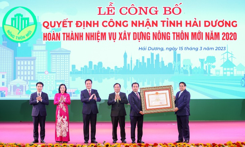 Thủ tướng Phạm Minh Chính trao Quyết định công nhận tỉnh Hải Dương hoàn thành nhiệm vụ xây dựng nông thôn mới. Ảnh: VGP/Nhật Bắc