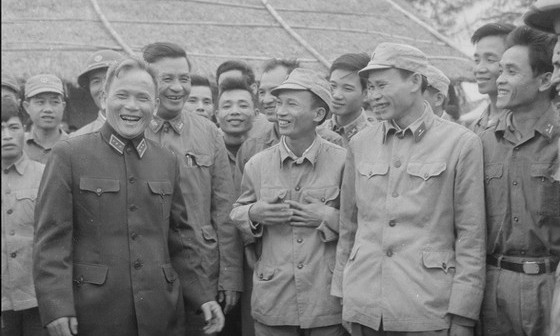 Thượng tướng Chu Huy Mân (tháng 11/1977) thăm hỏi các cán bộ quân đội sắp đi công tác về các tỉnh miền núi.