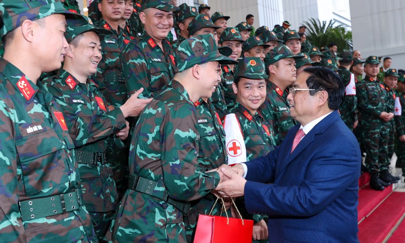Thủ tướng Phạm Minh Chính trò chuyện với các chiến sĩ trong Đoàn công tác tham gia cứu nạn, cứu hộ tại Thổ Nhĩ Kỳ. (Ảnh: VGP/Nhật Bắc)