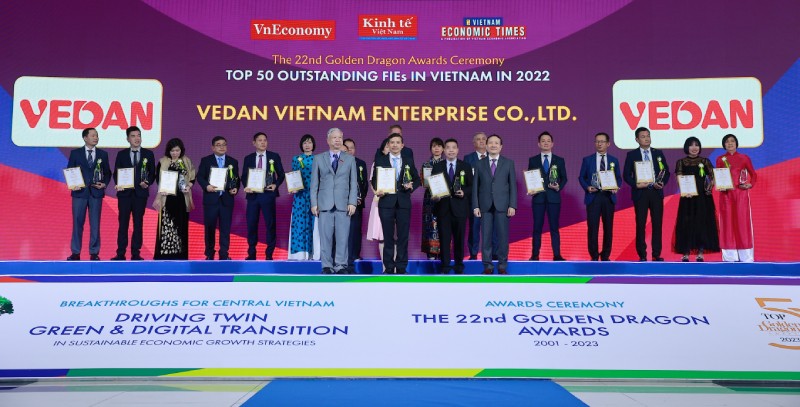 Đại diện của Công ty CPHH Vedan Việt Nam（đứng giữa) nhận giải thưởng Rồng Vàng.