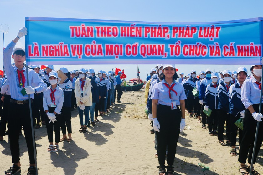 Học sinh Nam Định hưởng ứng Ngày Pháp luật 2022. (Ảnh: PLVN)