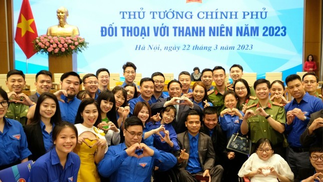 Thủ tướng Phạm Minh Chính chụp ảnh kỷ niệm cùng các đại biểu thanh niên.