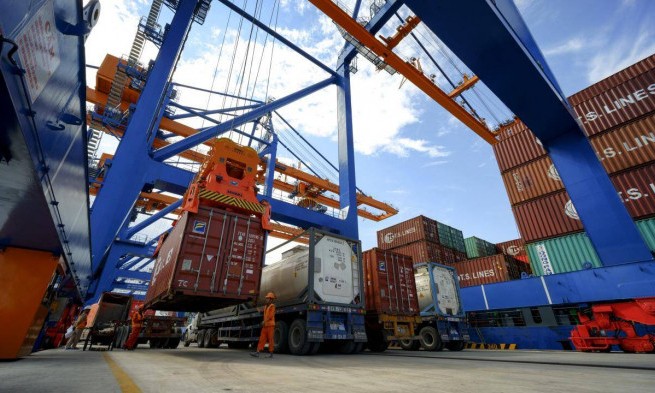 Các DN đề xuất tăng giá bốc dỡ container. (Ảnh minh họa)