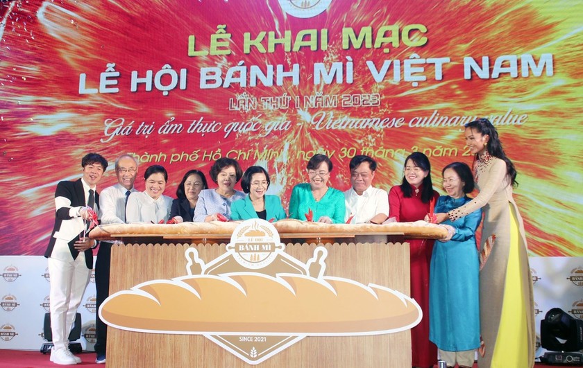 Đại diện lãnh đạo sở, ngành TP Hồ Chí Minh và Ban tổ chức thực hiện nghi thức cắt bánh mì khai mạc Lễ hội Bánh mì Việt Nam lần thứ I năm 2023. (Nguồn TTX)